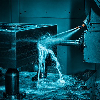 Mecanizado CNC con refrigerante Proceso de mecanizado CNC de una pieza metálica con refrigerante en Loiolan